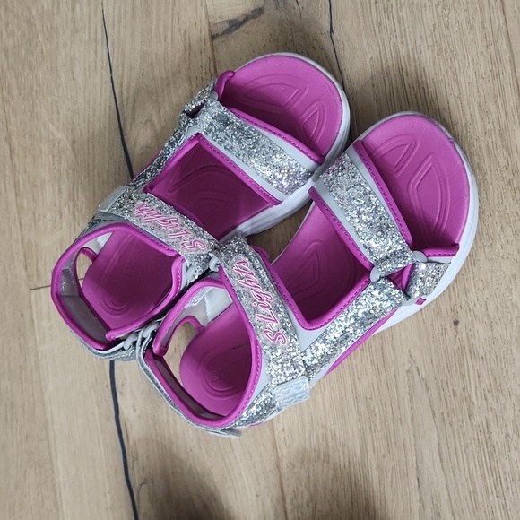 Size 2.5 girls light up sneakers and size 3 light up sketcher sandals - Picture 2 of 4